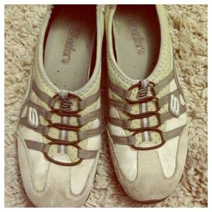 Sketchers casual tennis shoes