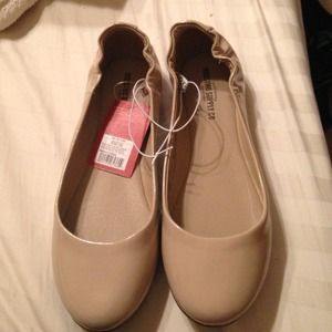 Brand new mossimo neutral flats size 7