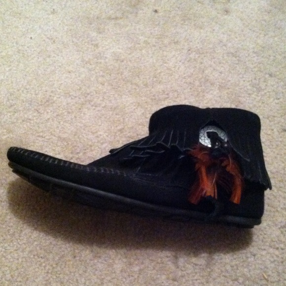 🚫SOLD🚫Black Minnetonka Moccasins