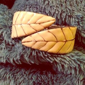 Feather hinged bracelet