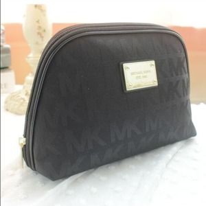 ❌SOLD❌👝Michael Kors Signature Cosmetic Bag👝