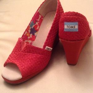 TOMS wedges red