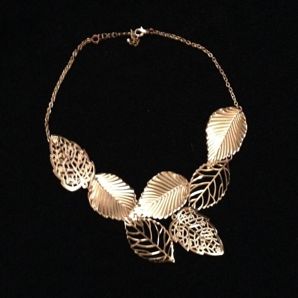 🚫SOLD in bundle🚫 Leaf necklace