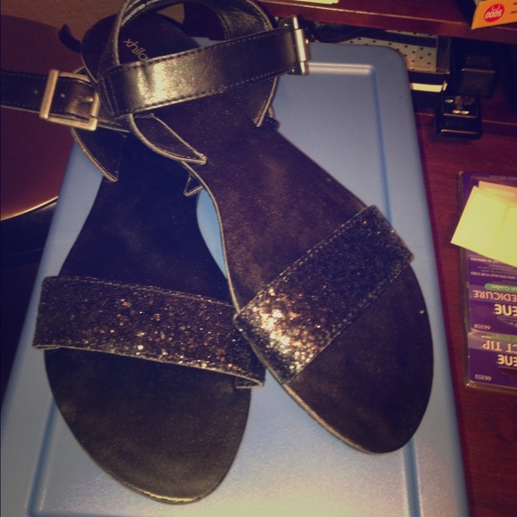 NWOT- Xhiliration black flat sandals