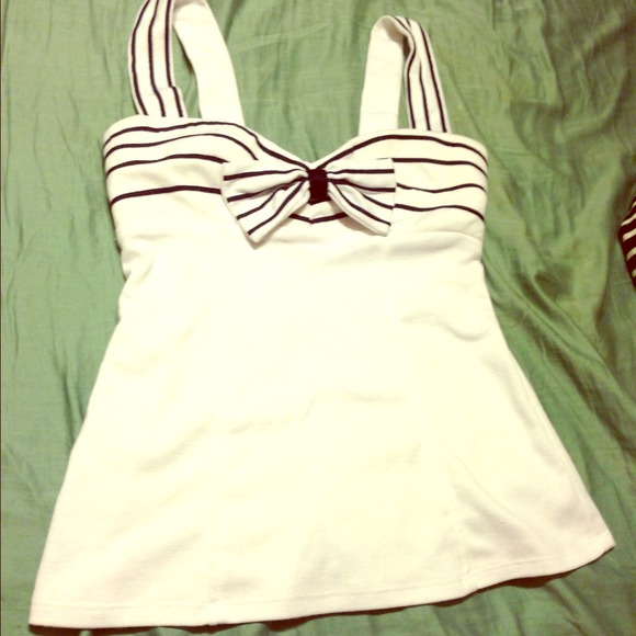 🚨SOLD🚨 White vintage inspired top with bow