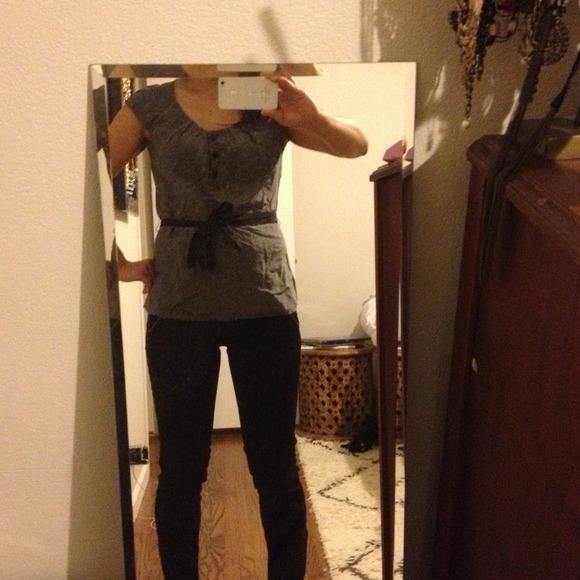 H&M Gray sleeveless blouse - Picture 4 of 4