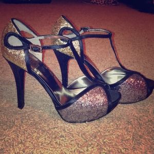 🌟SALE🌟 NEW Guess Miya Glitter Colorblock heels