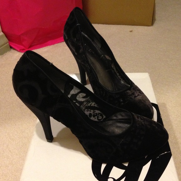 Nine West velvet brocade pumps