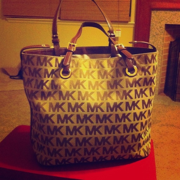 Reduced  AGAIN !!Michael Kors handbag
