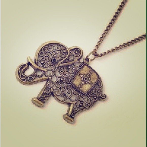 Vintage elephants pendent long chain !