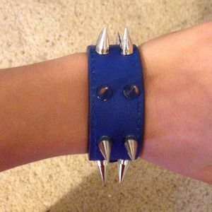 Spikes arm band