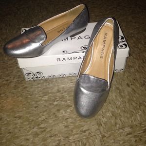 A cute simple pair of shiny sliver flats!