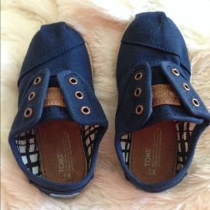 Toddler size 8 toms new without tags