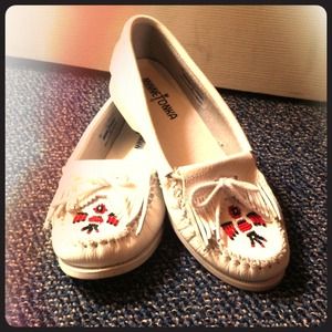 Minnetonka Firebird leather moccasins. Size 8.