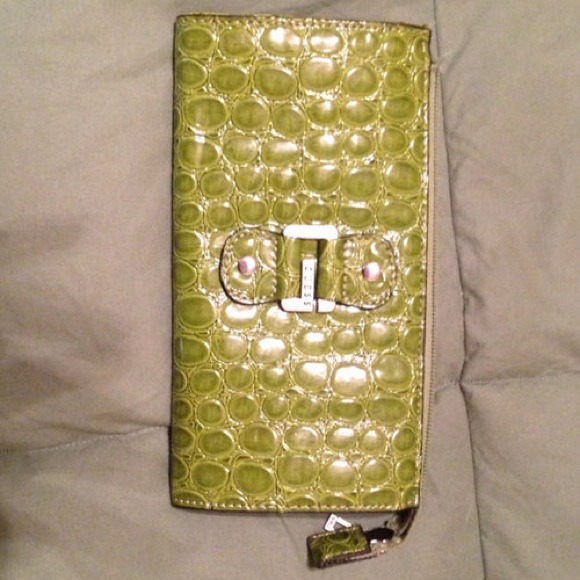 Sold on bundle!! Green crocodile Guess wallet - Picture 1 of 2
