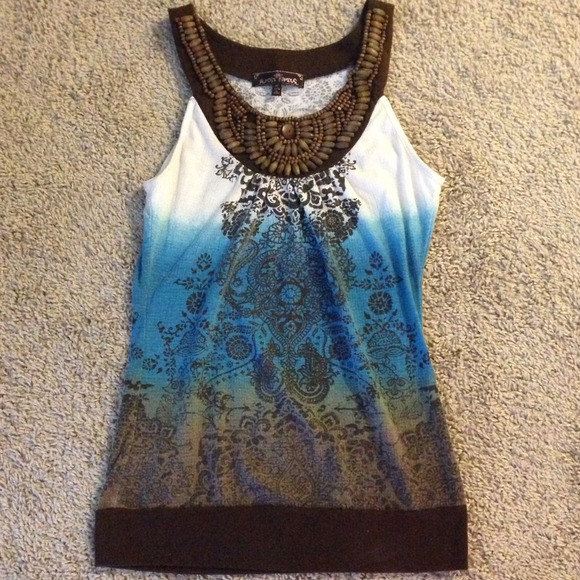 🚫SOLD IN BUNDLE🚫detailed tank with wooden beads