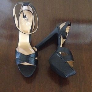 Strappy Black Pumps👠👠