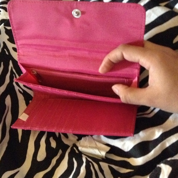 *SOLD*Pink with studded bow wallet - Picture 3 of 3