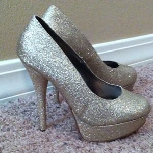 Gold glitter pumps!!