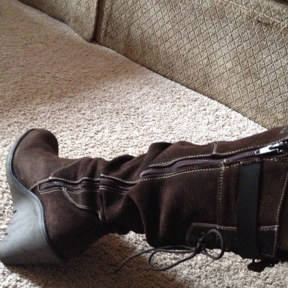 Lassen dark brown suede boots