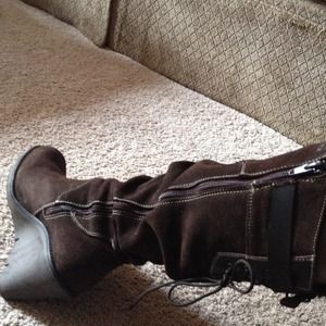 Lassen dark brown suede boots