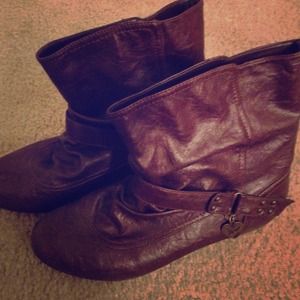 Shiekh short brown boots.