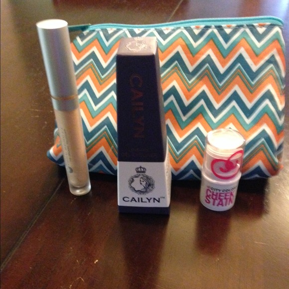 Accessories - Makeup bundle and bag