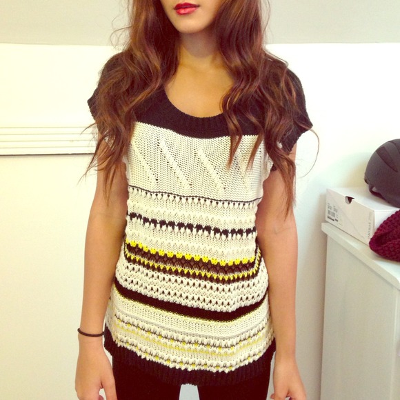 ❌Sold❌ F21 black, cream and yellow knit sweater!