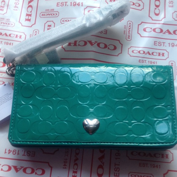 👉SOLD👈Coach Clutch in green color