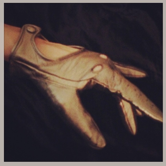 Moschino Bronze Perforated Driving Gloves - Picture 4 of 4