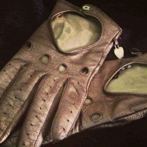 Moschino Bronze Perforated Driving Gloves - Picture 2 of 4