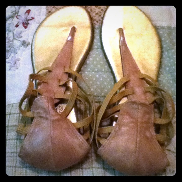 Tale flat sandal