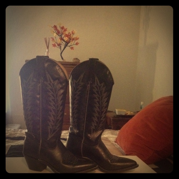 Black cowboy boots!!