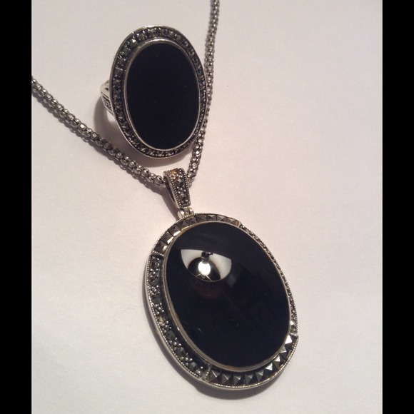 BEAUTIFUL AND ELEGANT SET OF RING AND PENDANT ✅