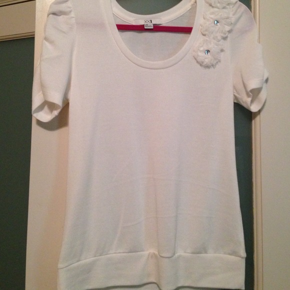 White Flower top - Picture 2 of 3