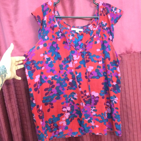 Red Sleeveless Top w Design