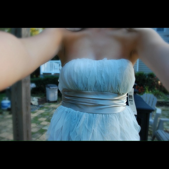 Beautiful homecoming dress - Picture 2 of 4