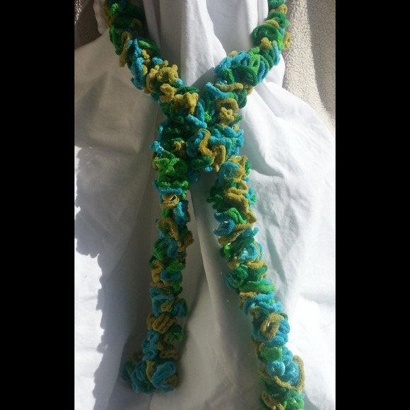 Scarf, handmade - Picture 1 of 2