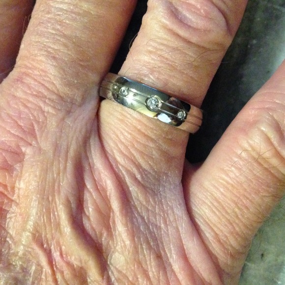 Titanium ring with three cz stones. - Picture 2 of 4