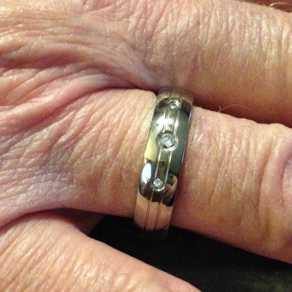 Titanium ring with three cz stones. - Picture 4 of 4