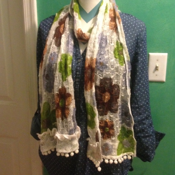 🌸 Floral scarf with pom-poms!