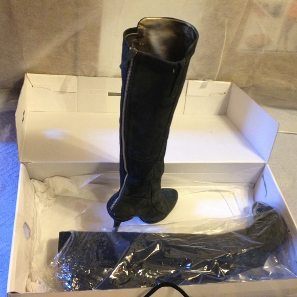 🚨SOLD IN BUNDLE🚨 NWDEAREST MEDIUM GRAY BOOTS - Picture 3 of 4