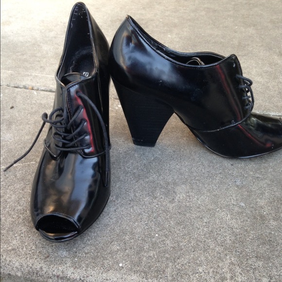 BCBGIRLS black booties Sz 8B