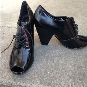 BCBGIRLS black booties Sz 8B