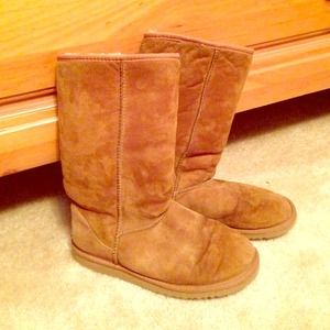 UGGS 💛💙💜 Get in time for winter!