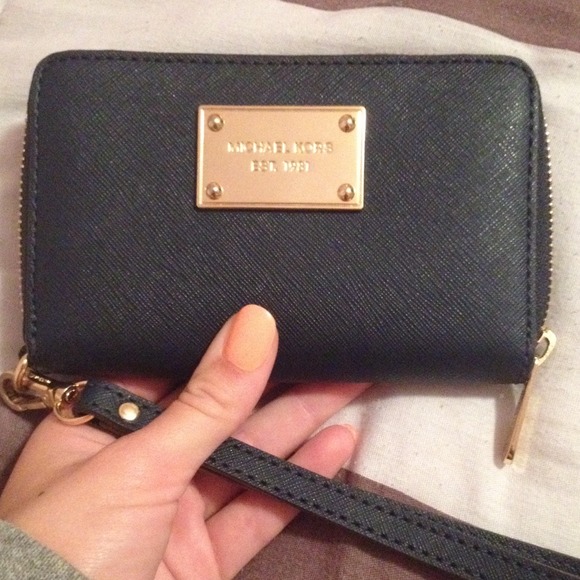 MICHAEL Michael Kors Accessories - Michael Kors large multifunctional phone case.