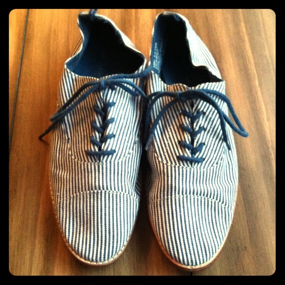 ✳️sold✳️Navy and white striped gap oxfords