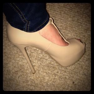 BRAND NEW!!! Steve Madden nude pumps!!