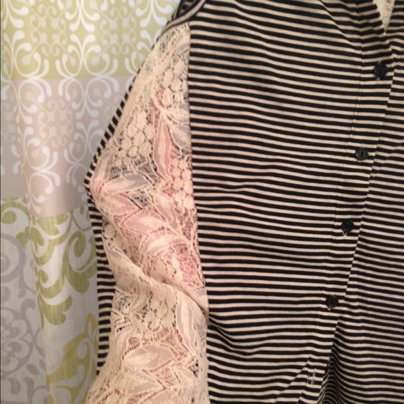 💟NWOT💟 Blk/Wht Striped Button-Up Sleeveless Tank - Picture 4 of 4