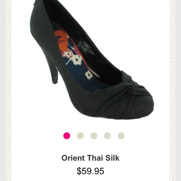 Black heels - Picture 2 of 3